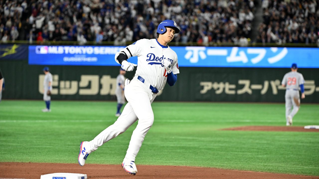 Dodgers' Shohei Ohtani rounds bases in Tokyo Series